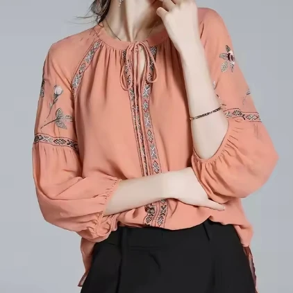 Blouse en soie brodée à la machine