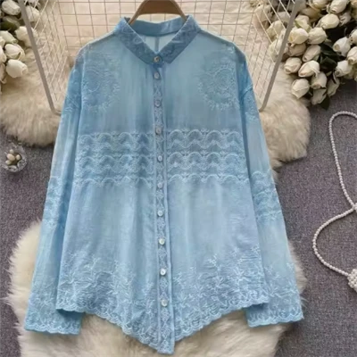 Chemise en soie brodée à la main