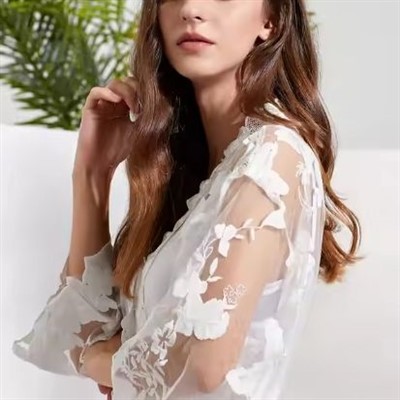 Pyjama en viscose brodé à la main