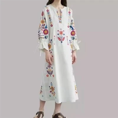 Robe en lin brodée à la machine